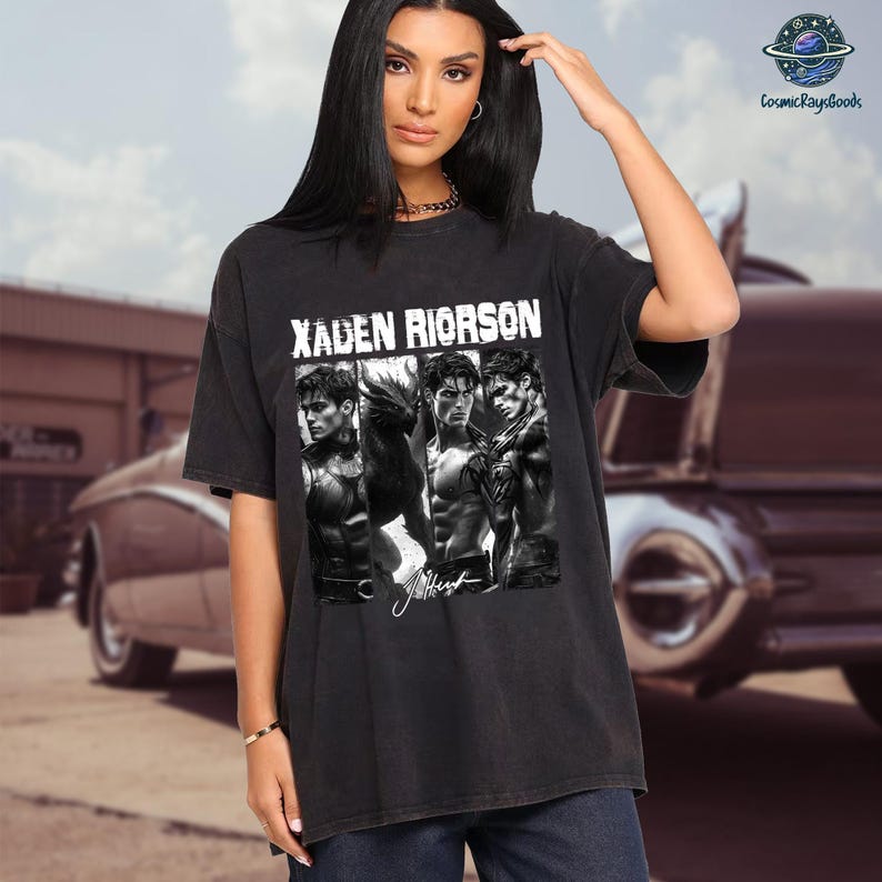 Puede incluir: Camiseta negra con el nombre "Xaden Riorosn" impreso sobre un gr&aacute;fico en blanco y negro de tres hombres. La camiseta la lleva una persona con el pelo largo y negro.