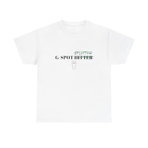 以下が含まれることがあります： 白いTシャツに、緑色の文字で「SPLITTER G SPOT HITTER」とビールグラスのグラフィックが書かれています。