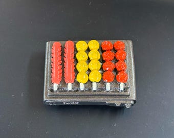 Aimant de brochettes grillées, saucisses fumées et barbecue de boulettes de viande réalistes sur fer, décoration de cuisine faite main, cadeau de pendaison de crémaillère amusant