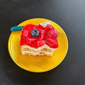 Miniature Berries Jam Cake Magnet – Realistic Dessert Fridge Magnet – Fake Food Kitchen Decor – Homemade Kawaii Bakery Gift -仿真小红莓蛋糕冰箱贴