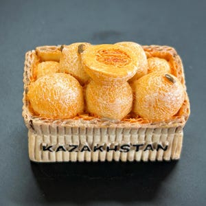 Miniature Fruit Box Fridge Magnet – Realistic Melon or Yellow Lemon, Handmade Fruit Decor, Cute Kitchen Magnet Gift - 原创仿真冰箱贴- 水果盒子 - 蜜瓜/黄柠檬