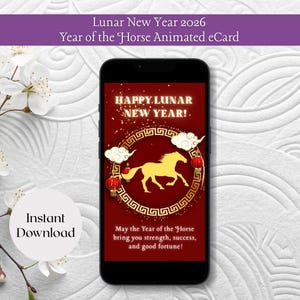 Może przedstawiać: Smartfon wyświetla czerwoną e-kartkę na Nowy Rok Księżycowy 2026, z ilustracją złotego konia w okrągłym wzorze. Karta zawiera tekst "Happy Lunar New Year!" oraz "May the Year of the Horse bring you strength, success, and good fortune!"