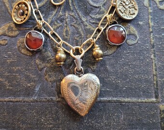 EN SOLDES! - Collier de charme OOAK avec médaillon coeur de remplissage en or vintage et boutons antiques - Collier de chaîne de trombone par 3DivasStudio