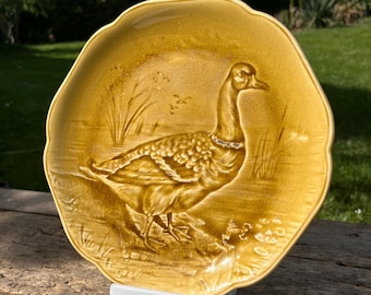 Plato antiguo HB Choisy-le-Roi con pato amarillo dorado