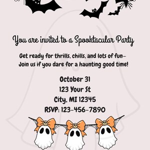Puede incluir: Invitación a una fiesta de Halloween con murciélagos, telarañas y decoraciones de fantasmas. El texto de la invitación dice "You are invited to a Spooktacular Party" con detalles del evento: 31 de octubre, 123 Your St, City, MI 12345, RSVP: 123-456-7890.