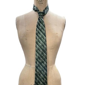 vintage Cravate verte géométrique en soie à motif flèches Affaires Carrière Travail