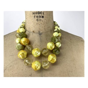 Vintage 2 Strang Lime Green Bauble Bead Abgestufte Halskette mit Brosche Verschluss