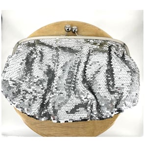 Vintage Limited Edition Silver Sequin Clamshell Hand Bag Clutch Clasp Top Purse