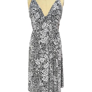 Daisy Fuentes Robe fleurie torsadée à col en V pour femme sans manches Noir Taille L