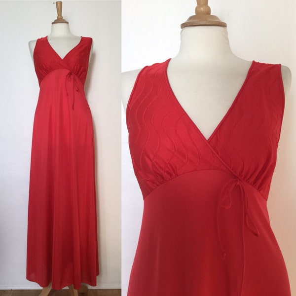 Vintage des années 70 / Rouge / Col en V / Taille Empire / Maxi / Chemise de nuit / Petit