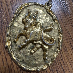 Collar con colgante vintage del signo zodiacal Aries Ram en tono dorado, firmado ART