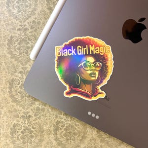 Black Girl Magic - Adesivo Ragazza con Afro / Adesivi in vinile / Decalcomania olografica lucida per laptop, notebook o bottiglie d'acqua / Impermeabile