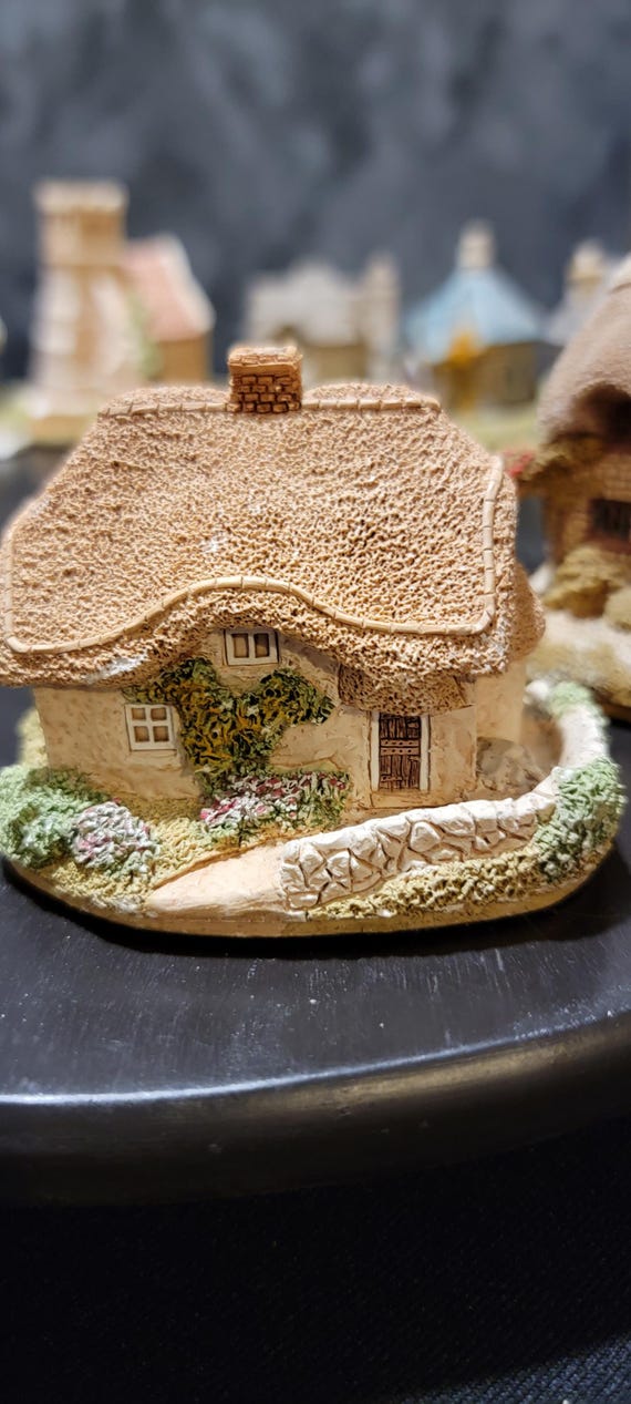 Lilliput Lane Clover Cottage | Retired Handcrafted English Miniature House | Vintage Collectible Countryside Figurine England
