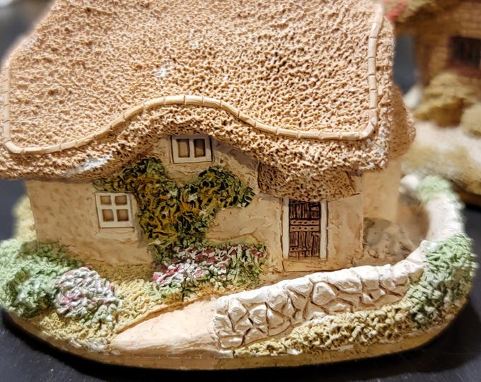 Lilliput Lane Clover Cottage | Retired Handcrafted English Miniature House | Vintage Collectible Countryside Figurine England