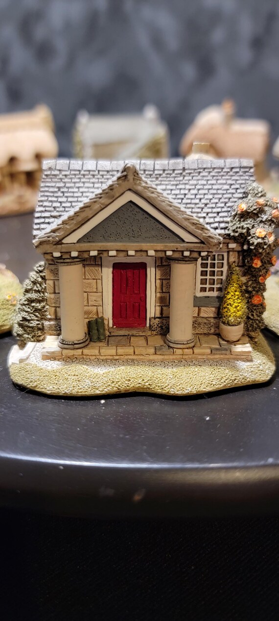 Lilliput Lane Wellington Lodge: Handcrafted English Miniature Cottage