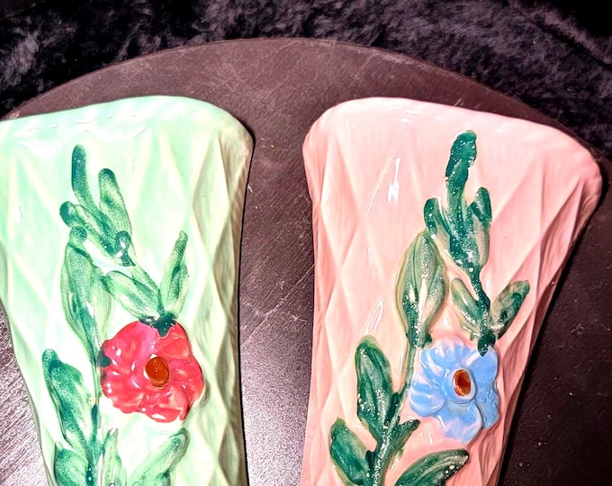 Vintage Style Ceramic Wall Pocket Vases – Floral Pastel Wall Decor Set of 2 – Hanging Vase Planters – Cottagecore Farmhouse Home Decor