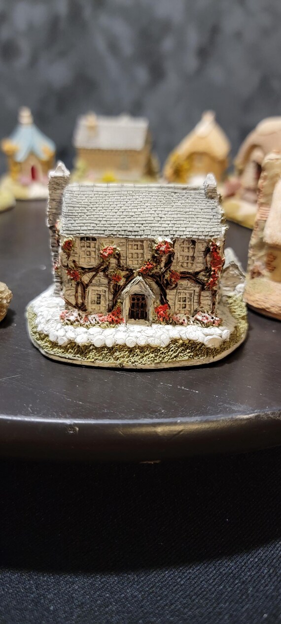 Lilliput Lane Sawrey Gill Cottage: English Lake District Miniature Figurine