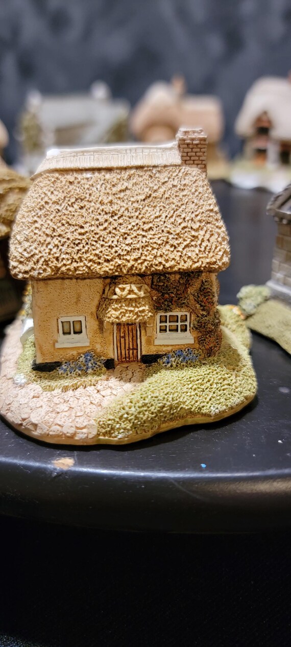 Lilliput Lane Otter Reach Cottage: Handcrafted English Miniature Figurine