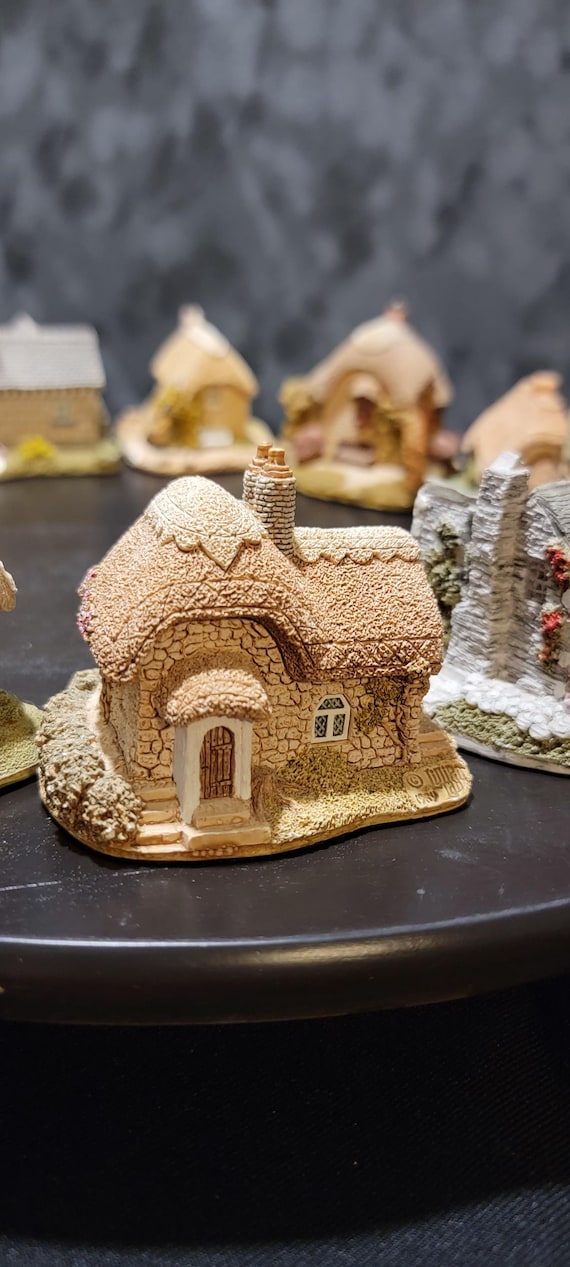 Lilliput Lane Chine Cottage: Handcrafted Miniature English House Figurine