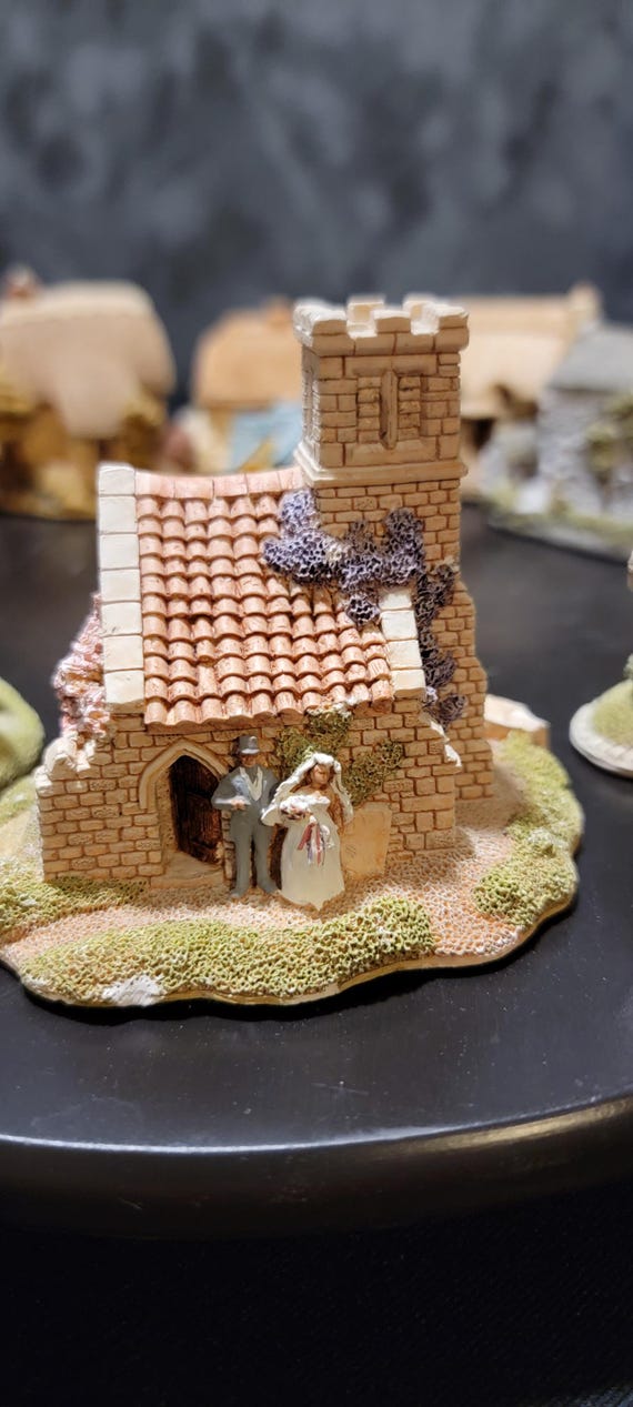 Lilliput Lane Wedding Bells Cottage: Handcrafted English Miniature