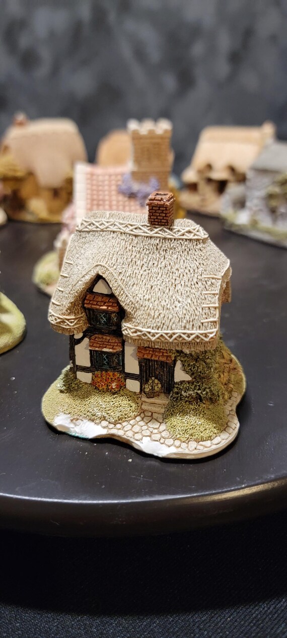 Lilliput Lane Granny Smith's Cottage: Handcrafted English Collectible