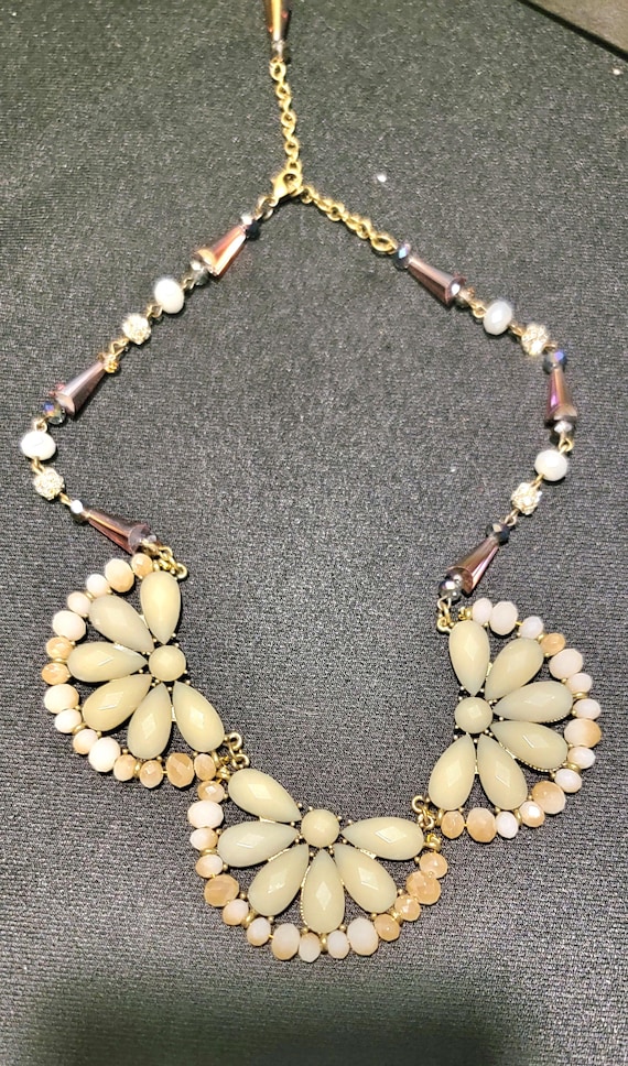 Vintage Style Floral Statement Necklace, Cream & Gold Flower Bib Necklace, Beaded Fashion Necklace, Adjustable Chain, Boho Chic Jewelry