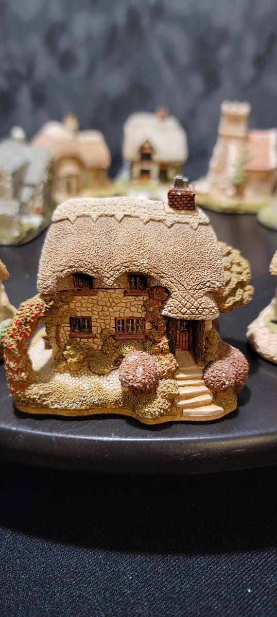 Lilliput Lane Wight Cottage: Hand-Painted Miniature English Village House