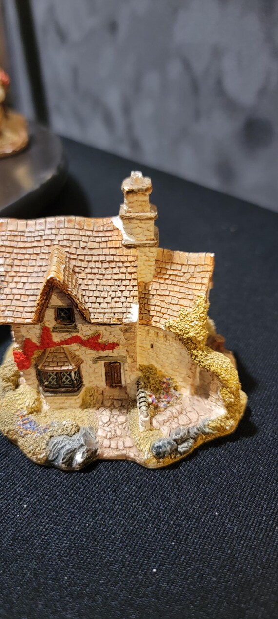 Lilliput Lane Victoria Cottage: Handcrafted Miniature English Village Figurine