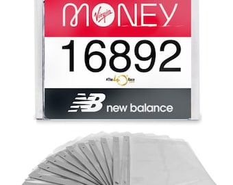 Puede incluir: Un portador de dorsal de carrera de plástico transparente con un dorsal de carrera rojo, blanco y negro en su interior. El dorsal presenta el logotipo de Virgin Money, el número 16892 y el logotipo de New Balance. Debajo hay una pila de portadores de plástico transparente.