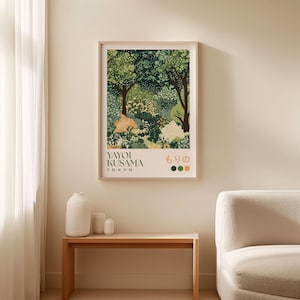 Yayoi Kusama-inspired forest art print with dotted green trees and foliage, framed and displayed in a calm minimalist living room with neutral tones, featuring Japanese text and earthy color swatches at the bottom