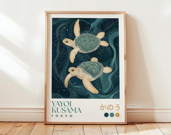 Pode incluir: Impressão artística emoldurada com duas tartarugas marinhas nadando em um oceano azul escuro e turbilhonante com manchas brancas. As tartarugas têm cascos verdes e barbatanas castanhas. A impressão inclui o texto "YAYOI KUSAMA TOKYO" e caracteres japoneses.