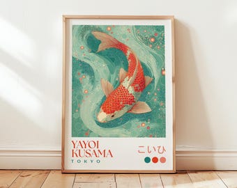 Pode incluir: Impressão artística emoldurada com uma ilustração de carpa koi. O peixe é predominantemente vermelho e branco, em um fundo turquesa e verde-azulado com padrões de água. Inclui o texto "Yayoi Kusama Tokyo" e caracteres japoneses.