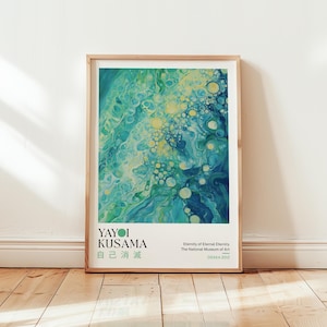 Puede incluir: Una impresión artística enmarcada con un diseño abstracto en tonos turquesa, azul y amarillo. La obra de arte tiene una apariencia fluida y burbujeante. La impresión incluye el nombre del artista, "YAYOI KUSAMA", texto japonés, y el museo y el año.