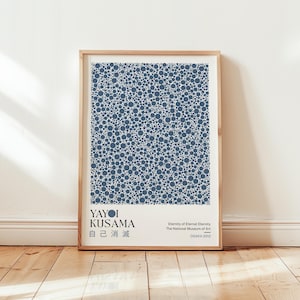 Könnte beinhalten: Gerahmter Kunstdruck mit einem Muster aus blauen Punkten auf weißem Hintergrund. Der Druck stammt von Yayoi Kusama und enthält japanischen Text. Der Text "Eternity of Eternal Eternity" und "The National Museum of Art OSAKA 2012" sind ebenfalls sichtbar.