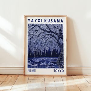 Yayoi Kusama Abstrakter Baum Kunst - Japanische Wandkunst - Dunkelblaues Kunstwerk - Trauerweide Kunst - Blaues Wohnungsdekor - Moderner Naturdruck