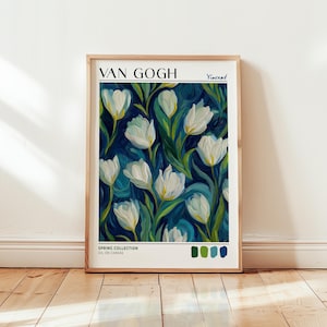 Puede incluir: Una impresión enmarcada de una pintura con tulipanes blancos sobre un fondo azul oscuro. La impresión está etiquetada como "Van Gogh" y "Spring Collection, Oil on Canvas". La obra de arte se muestra en un marco de madera y se apoya en una pared blanca.