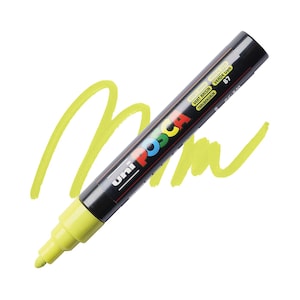Puede incluir: Un rotulador de pintura Uni Posca amarillo con tapa y cuerpo negros. El rotulador se muestra con un trazo de pintura amarilla sobre un fondo blanco. El rotulador tiene las palabras "Posca" y "Uni" impresas.