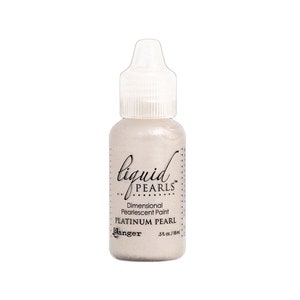 Puede incluir: Una botella de pintura nacarada dimensional Liquid Pearls en Platinum Pearl. La botella contiene 0,5 fl oz / 15 ml.