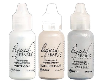 Könnte beinhalten: Drei Flaschen Liquid Pearls Dimensional Pearlescent Paint in White Opal, Platinum Pearl und Silver Pearl. Jede Flasche hat einen weißen Deckel und enthält 15 ml Farbe.