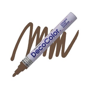 Op de afbeelding: Een bruine DecoColor broad line dekkende verfmarker met een witte huls en blauwe tekst. De marker heeft een bruine viltstiftpunt en een bruin inktstaal achter de huls. De tekst op de huls luidt DecoColor, Opaque Paint Marker en Broad Line.