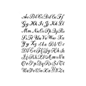 Pode incluir: Imagem a preto e branco mostrando o alfabeto em escrita cursiva. As letras, maiúsculas e minúsculas, estão dispostas em linhas. A escrita elegante é adequada para vários projetos de design.