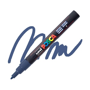 Könnte beinhalten: Ein marineblauer Uni Posca-Farbstift mit dem Text "Navy Blue" und "Blu Navy" auf dem Schaft. Der Stift wird mit einem marineblauen Farbstrich auf weißem Hintergrund gezeigt. Der Stift ist Größe 9.