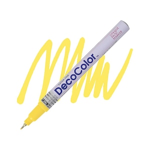 以下が含まれることがあります： 白い軸に青い文字が書かれた、黄色いDecoColor極細不透明ペイントマーカー。マーカーには黄色いペン先があり、背後には黄色いインクの線が描かれている。軸にはDecoColor、Extra Fine、140-S Yellowという文字が記されている。
