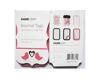 Könnte beinhalten: Eine Packung mit 24 pinkfarbenen und weißen Journal-Tags mit einem Liebesbrief-Thema. Die Tags zeigen verschiedene Designs, darunter Herzen, Vögel und Punkte. Die Packung enthält 6 verschiedene Designs mit jeweils 4 Stück. Auf der Rückseite der Packung sind der Markenname Kaisercraft und Kontaktinformationen angegeben.