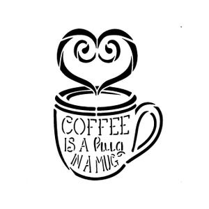 Może przedstawiać: Czarno-biała grafika filiżanki kawy z motywem pary w kształcie serca. Na filiżance widnieje napis "COFFEE IS A HUG IN A MUG". Projekt jest prosty i odważny, idealny dla miłośników kawy.