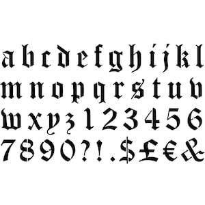 Puede incluir: Conjunto negro de alfabeto y números de estilo gótico, incluyendo signos de puntuación y símbolos de moneda, sobre un fondo blanco. Las letras y los números están en una fuente en negrita y estilizada.