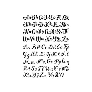 Pode incluir: Uma imagem em preto e branco apresenta um alfabeto cursivo, com letras maiúsculas e minúsculas, além de símbolos. As letras são elegantemente projetadas, perfeitas para caligrafia ou projetos de design. A fonte é um estilo manuscrito.