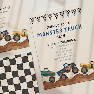 Pode incluir: Um cartão de convite de aniversário de monster truck com uma bandeira xadrez preta e branca, ilustrações de caminhões amarelos e azuis em montes de terra e o texto Join us for a monster truck bash, Tyler is turning 6.