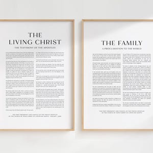 Puede incluir: Dos impresiones enmarcadas con texto. La impresión de la izquierda dice "THE LIVING CHRIST THE TESTIMONY OF THE APOSTLES". La impresión de la derecha dice "THE FAMILY A PROCLAMATION TO THE WORLD". Ambas impresiones tienen un marco de madera clara y fondo blanco con texto negro.
