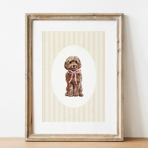 Peut inclure: Impression d'art encadrée d'un chien marron avec un nœud rose. Le chien est centré dans un ovale sur un fond crème avec un motif floral. Le cadre est de couleur marron clair.